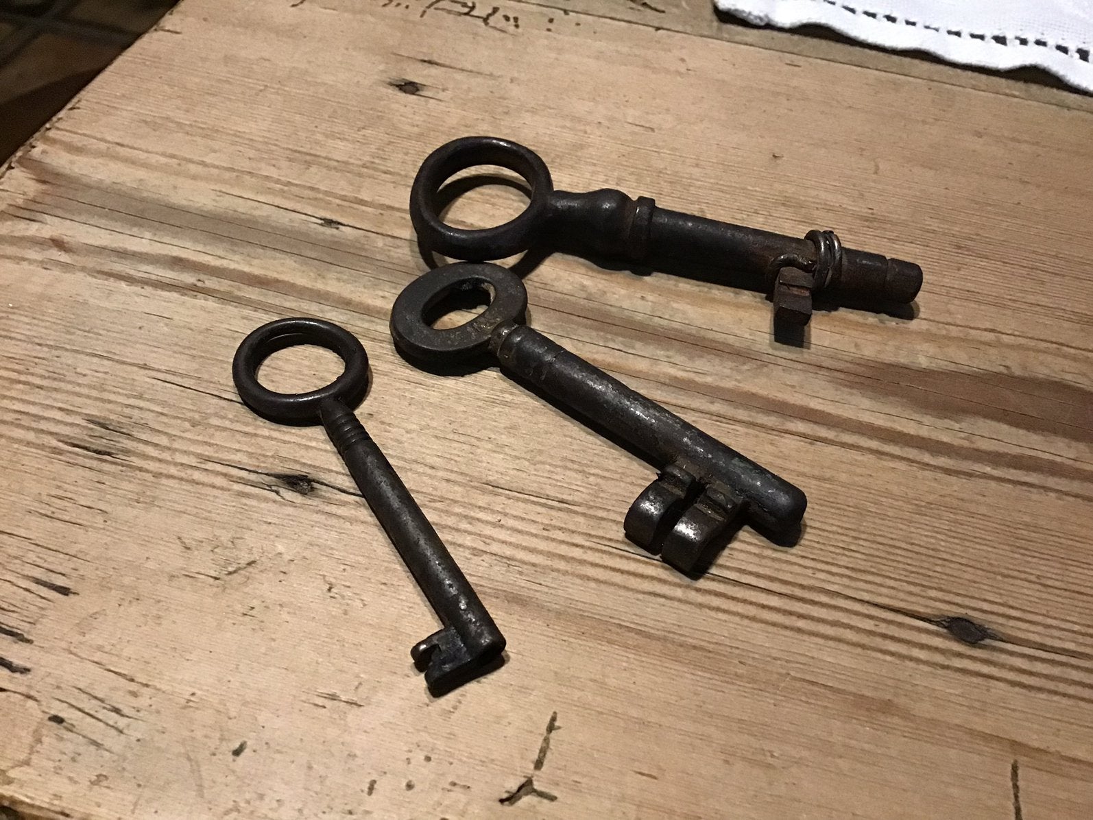 3 oude ijzeren sleutels, Ophalen of Verzenden, Zo goed als nieuw