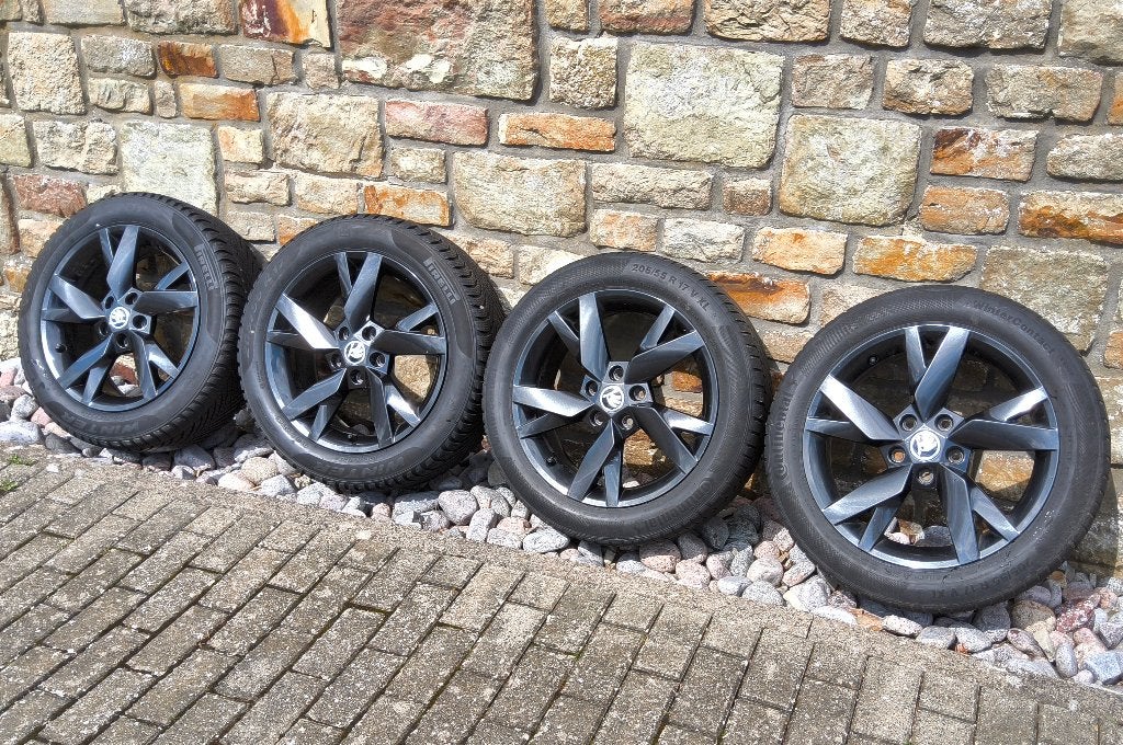 4 jantes 17" originales Skoda Octavia avec pneus hiver, Autos : Pièces & Accessoires, Pneus et Jantes, Pneus hiver, 205 mm, 17 pouces