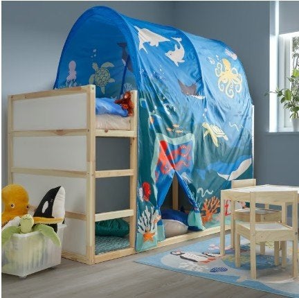Kura omkeerbaar bed + 2 matrassen, Kinderen en Baby's, Kinderkamer | Stapelbedden en Hoogslapers, Ophalen, Zo goed als nieuw, Hoogslaper