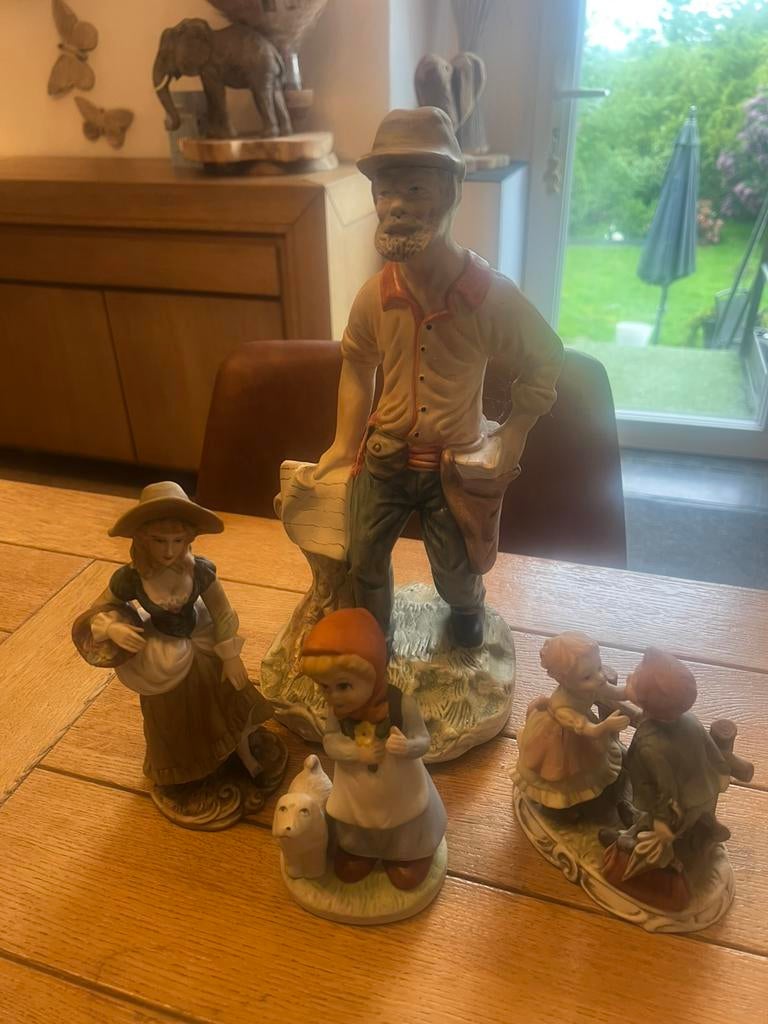 Ensemble de 4 figurines en porcelaine, Antiquités & Art, Antiquités | Porcelaine, Enlèvement ou Envoi