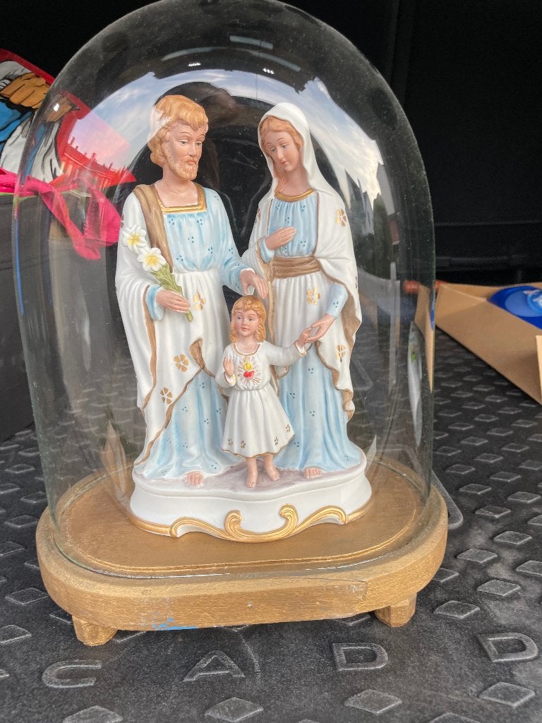 H familie onder glazen stolp, Ophalen