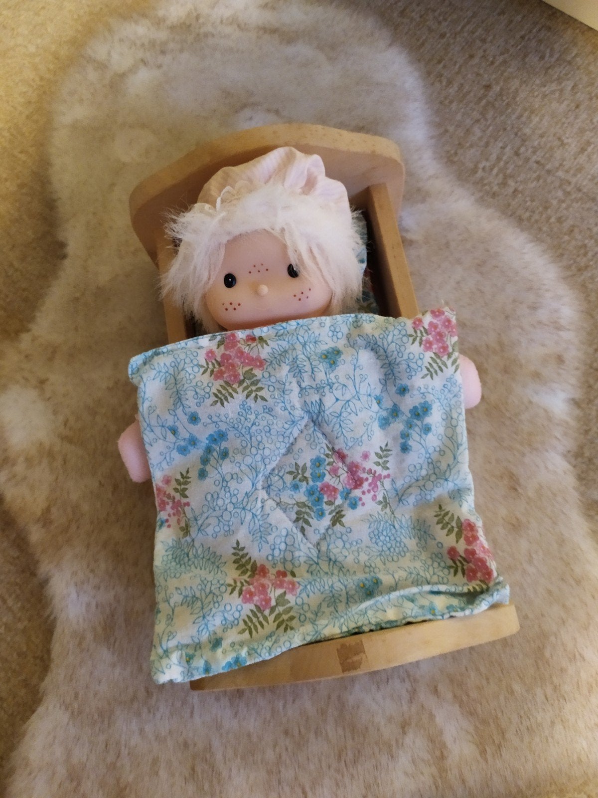 Zacht popje met houten bedje voor de allerkleinsten., Kinderen en Baby's, Speelgoed | Poppen, Ophalen of Verzenden, Gebruikt
