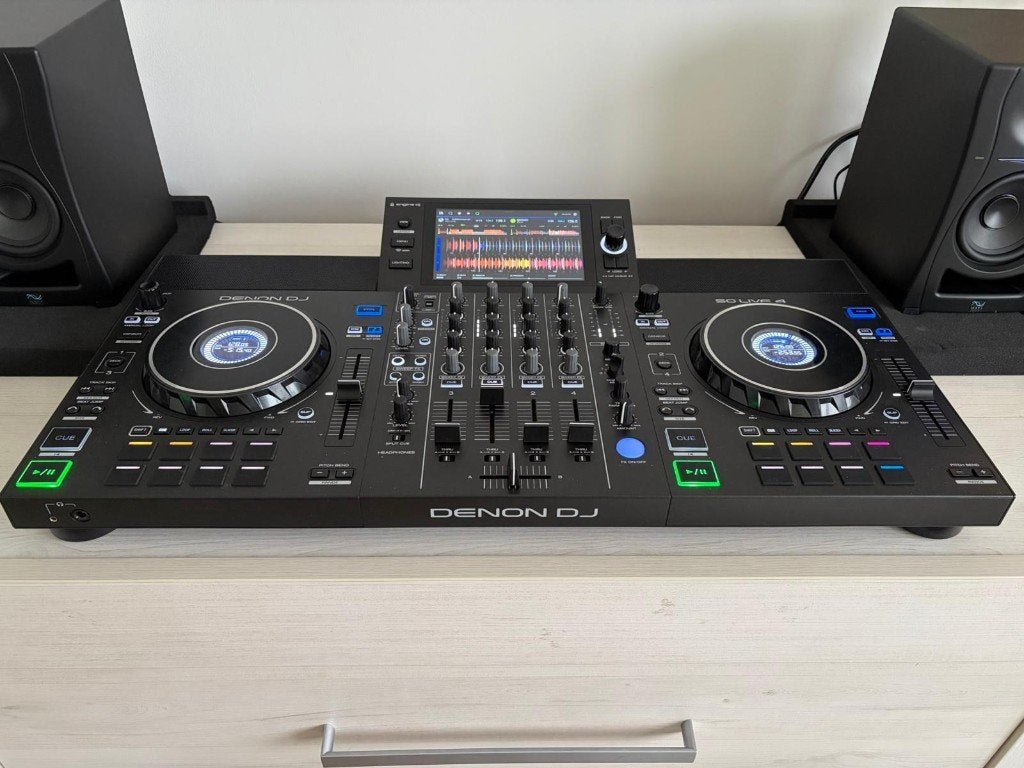 Denon DJ SC Live 4 + Decksaver + housse Magma, Enlèvement, Denon