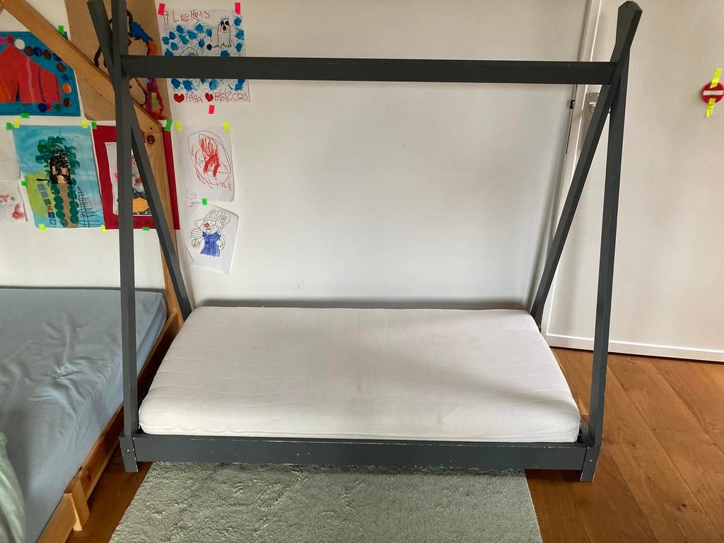 Tipi peuterbed antraciet, Kinderen en Baby's, Kinderkamer | Inrichting en Decoratie, Gebruikt, Ophalen