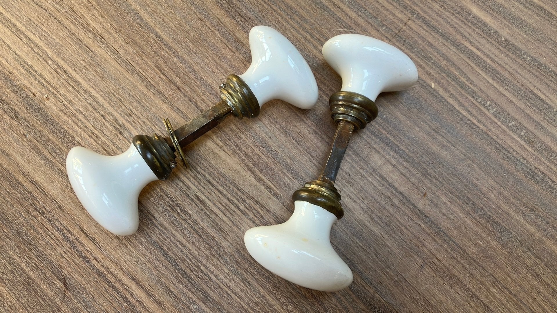 2 poignées de porte anciennes en porcelaine française, Antiquités & Art, Enlèvement ou Envoi