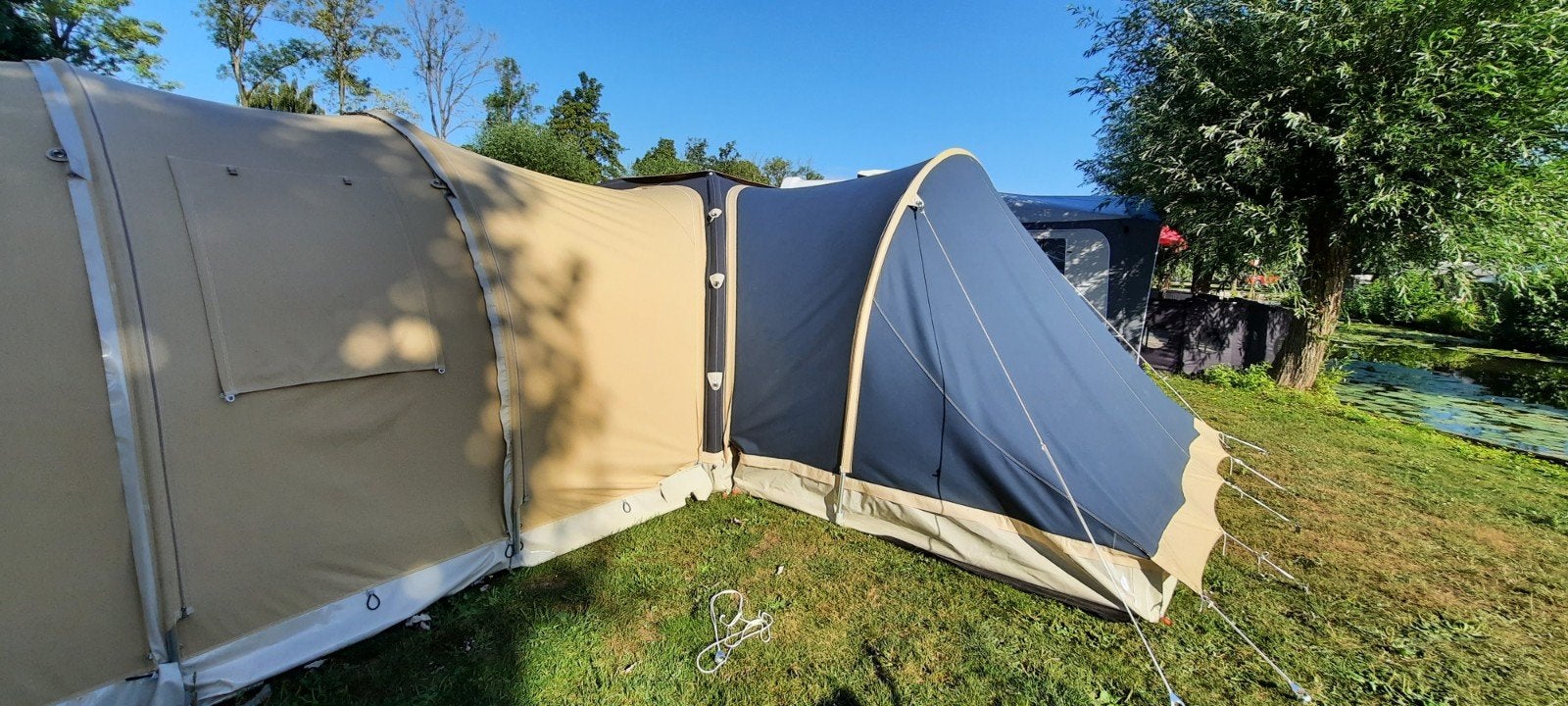 Prachtige Karsten 300 familietent, Caravans en Kamperen, Ophalen, Zo goed als nieuw
