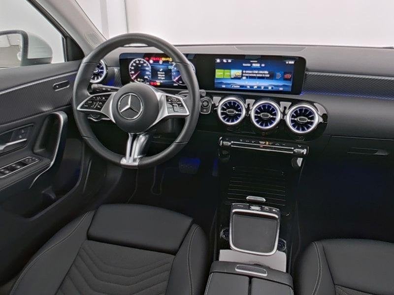 Mercedes-Benz A-Klasse 180 Hatchback Luxury Line | Smartphon, Auto's, 4 cilinders, 136 pk, Bedrijf, 5 zetels
