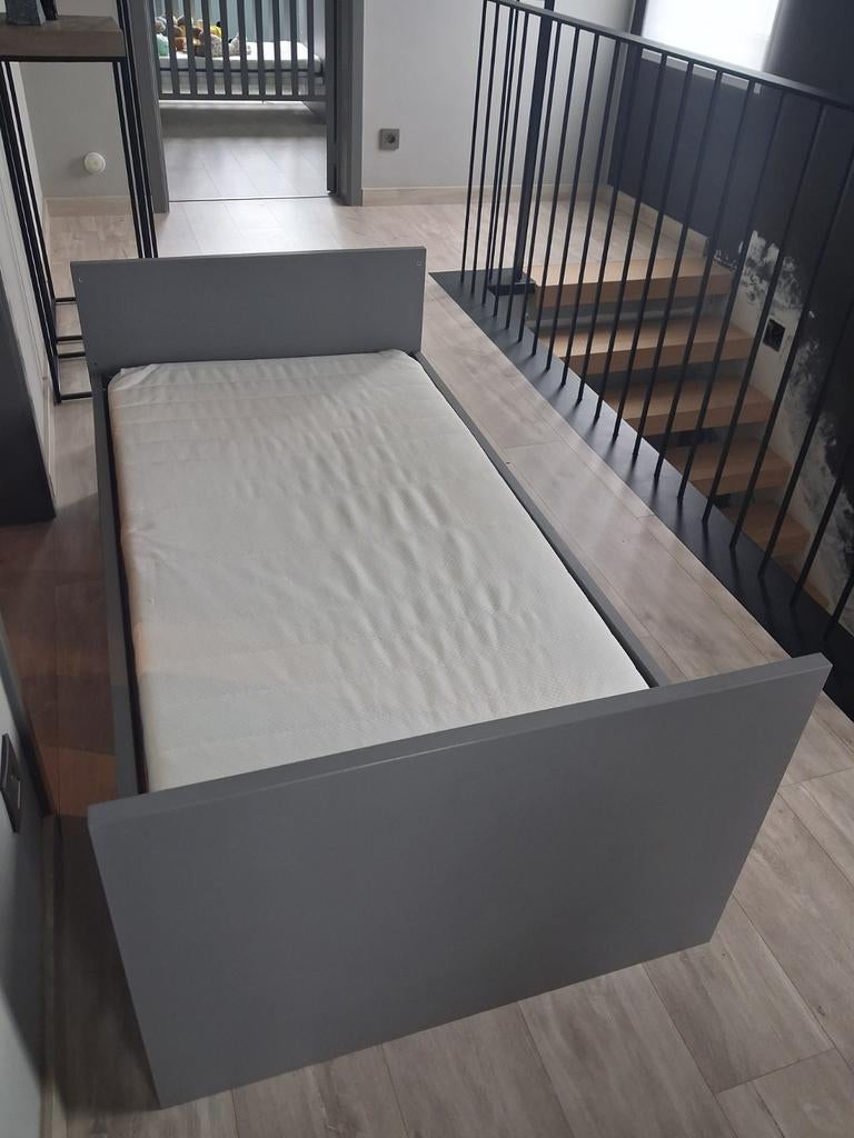 Babybed omvormbaar + nachtkastje, Huis en Inrichting, Ophalen, Grijs, Verstelbaar