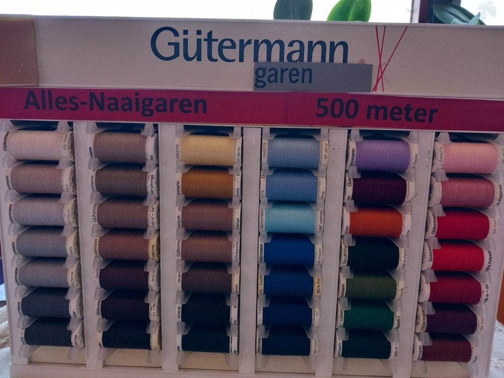 Gevulde naaigarenkast met 42 gutermann klossen van 500 meter, Ophalen, Nieuw, Garen of Naald(en)
