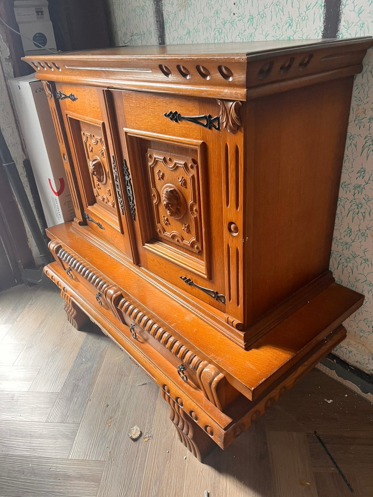 massief eiken kast / dressoir, Antiquités & Art, Antiquités | Meubles | Armoires, Enlèvement
