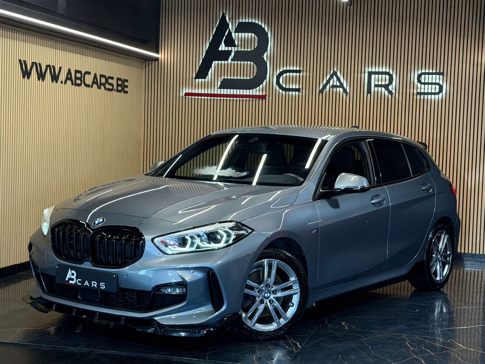 BMW 1 Serie 118 IA PACK M PERFORMANCE *GARANTIE 12 MOIS*, Auto's, Gebruikt, Zwart, 136 pk, Wit