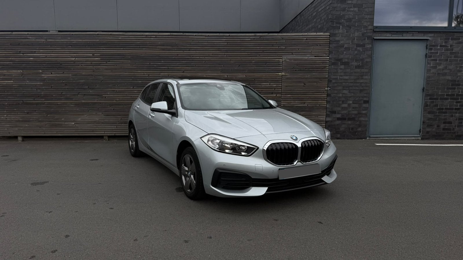 BMW 118i F40 140 ch DKG7 Lounge – Toit panoramique – CarPlay, Automaat, 5 deurs, Particulier, Zilver of Grijs