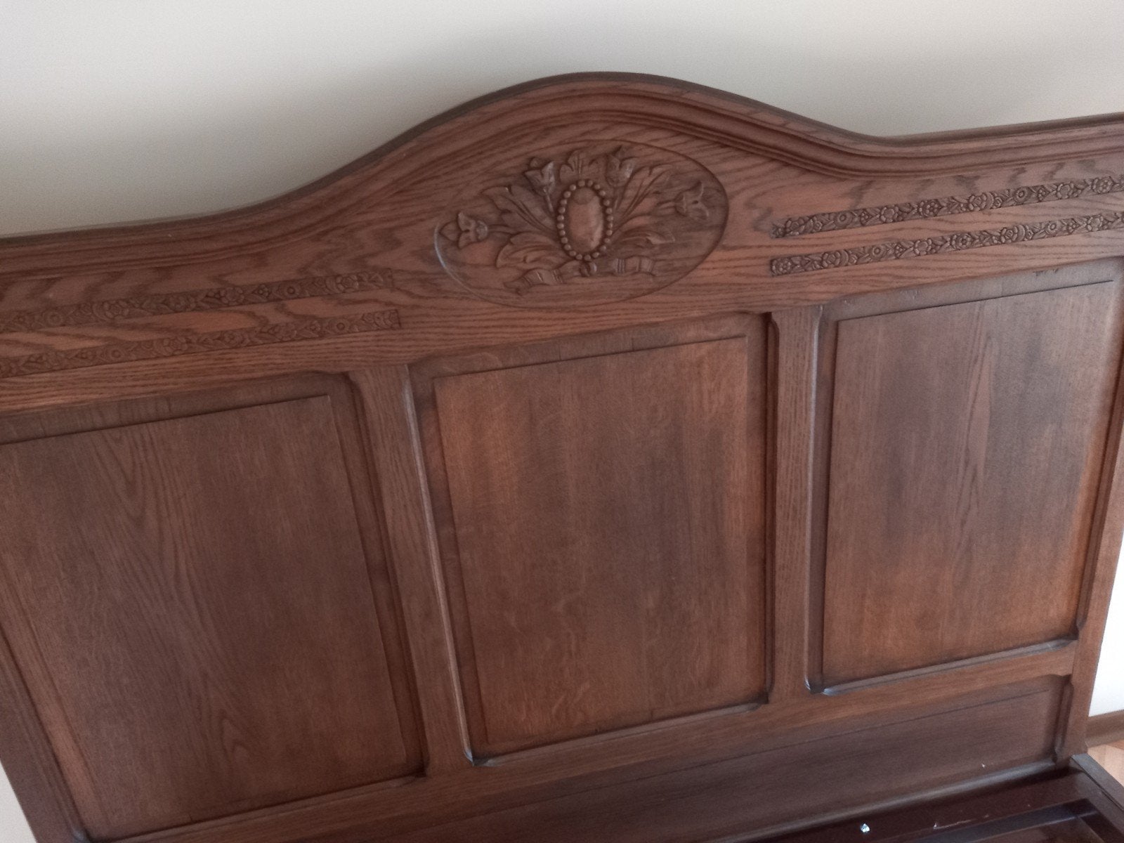Houten bed, Enlèvement