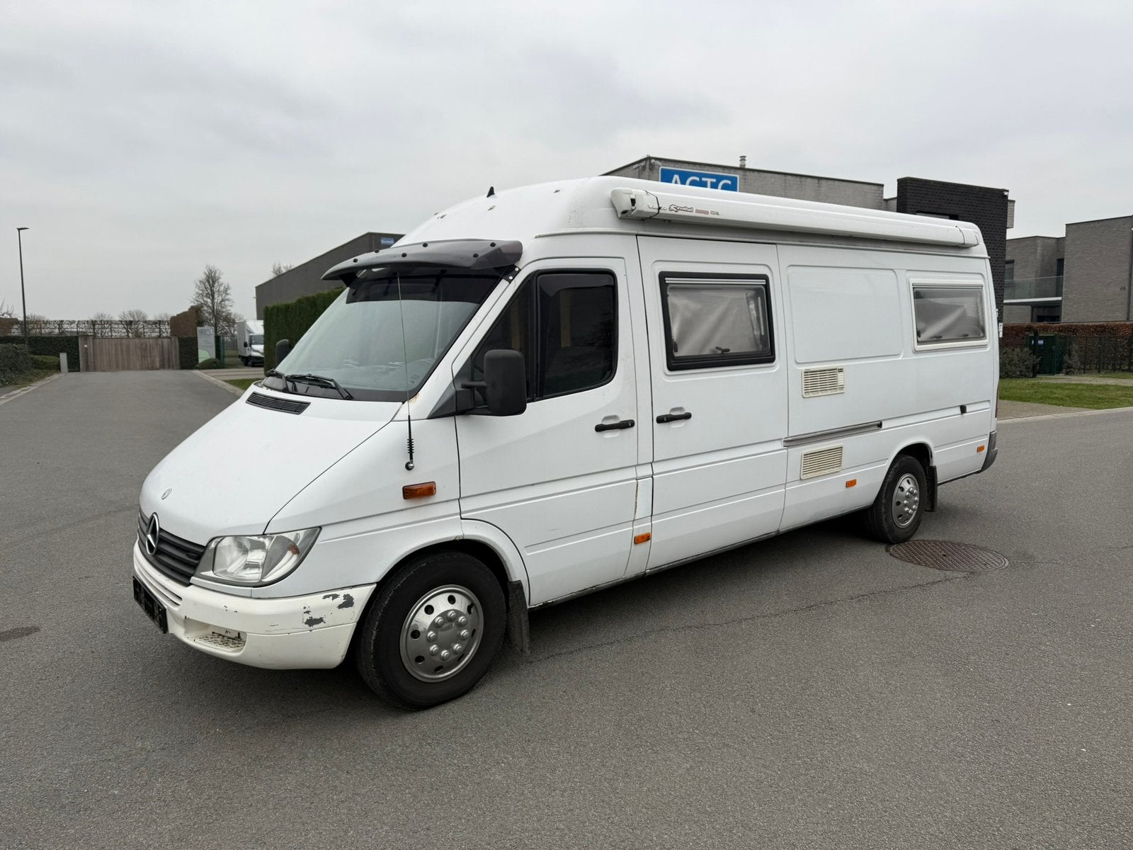 Mobilhome Mercedes Sprinter , 2001 , Automaat , 246.000 KM, Caravanes & Camping, Entreprise, Automatique, Mercedes