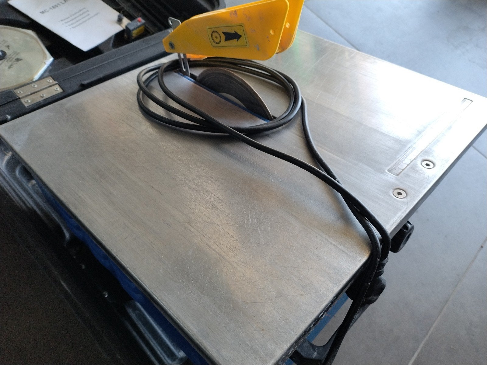 Scie à carreaux/plinthes Carat dans un boîtier sur roues, Bricolage & Construction, Enlèvement, Utilisé