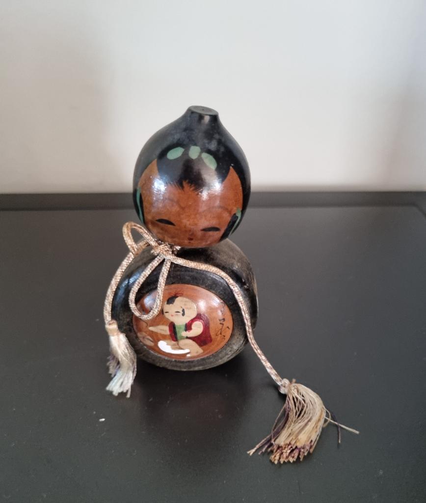 Joli Sumo Bobblehead Kokeshi, Envoi
