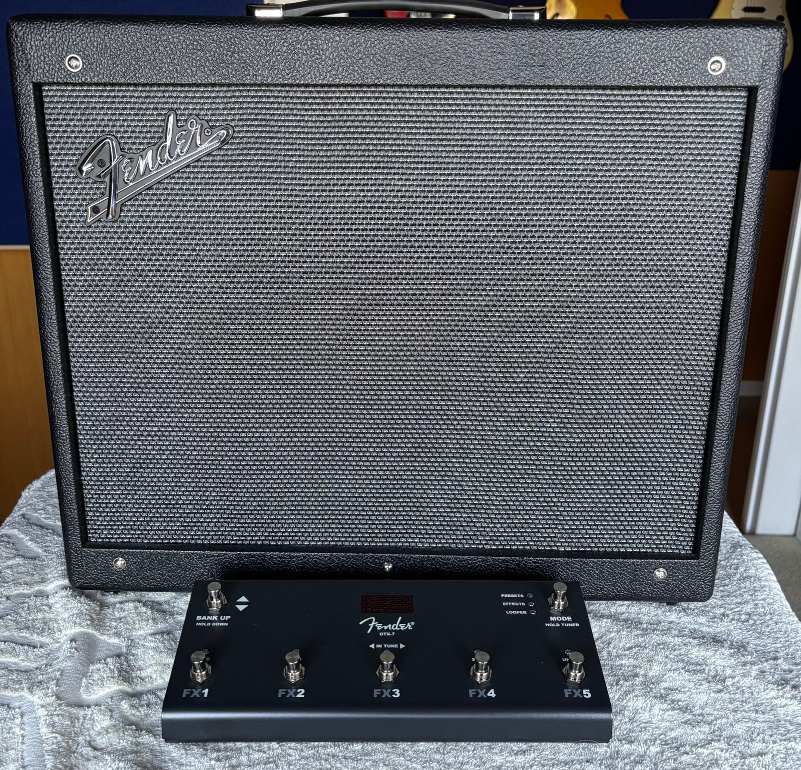 Fender Mustang, met pedaal., Musique & Instruments, Amplis | Basse & Guitare, Enlèvement, Comme neuf