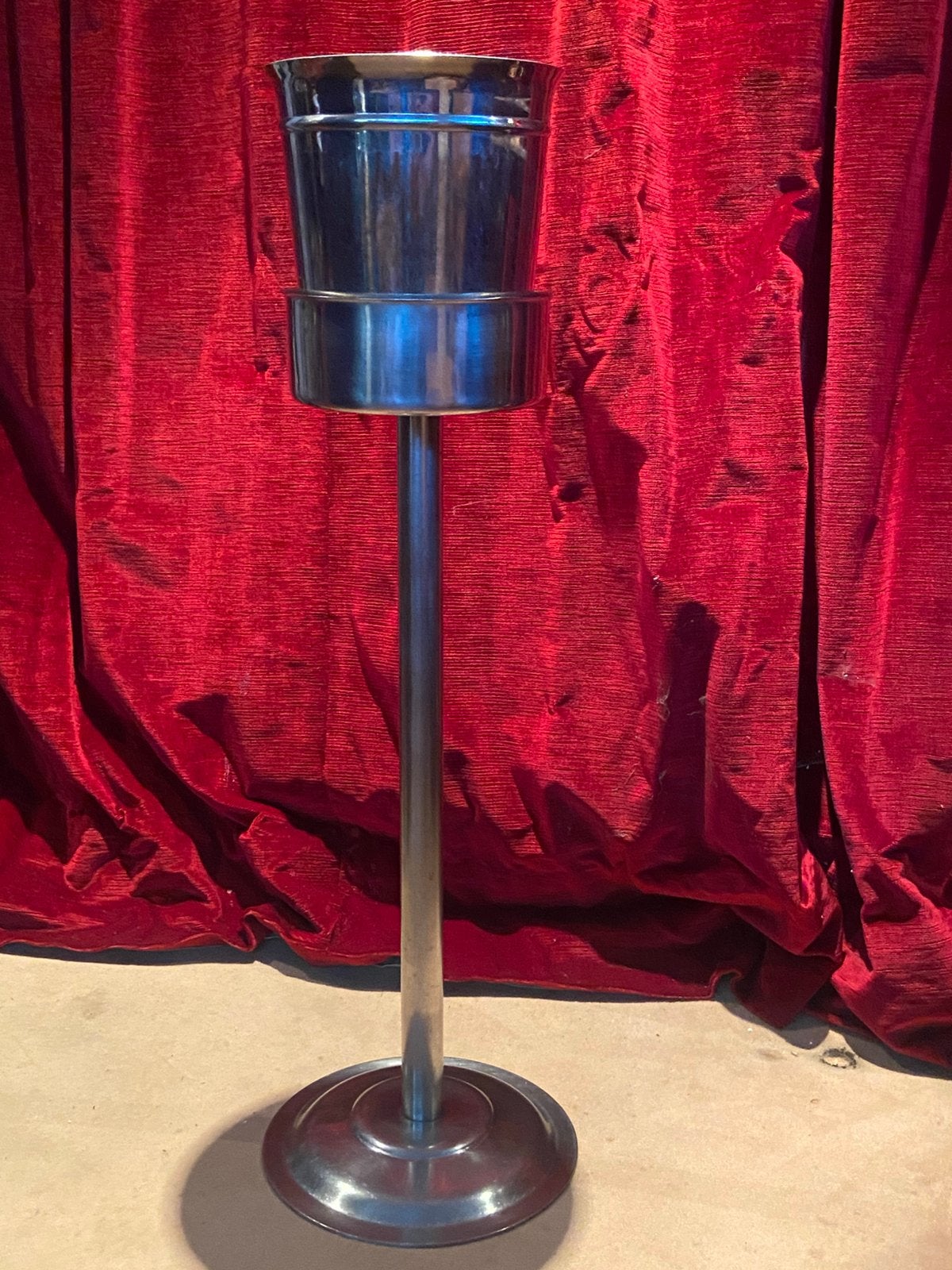 Seau à champagne avec son pied, Enlèvement