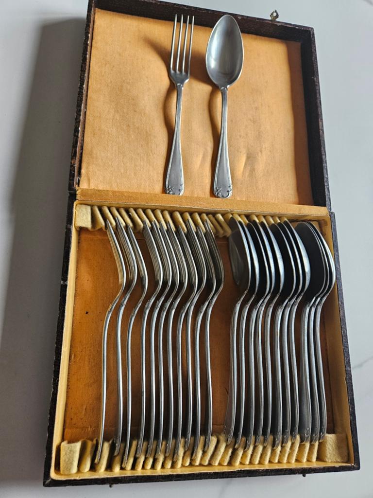 Ensemble de 12 cuillères et fourchettes  ARGENTA, Antiquités & Art, Enlèvement