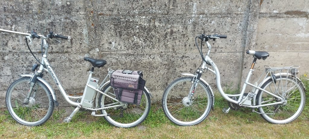 2 Grijze E-Bikes(Economy & E-Move)–Rijden prima(1batt+1lader, Gebruikt, Minder dan 47 cm, 30 tot 50 km per accu, Ophalen