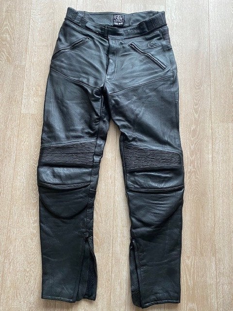 Motorbroek leder mt. 52 (W36L34) amper gebruikt, Motoren, Kleding | Motorkleding, Broek | leer, Heren, Tweedehands, Ophalen