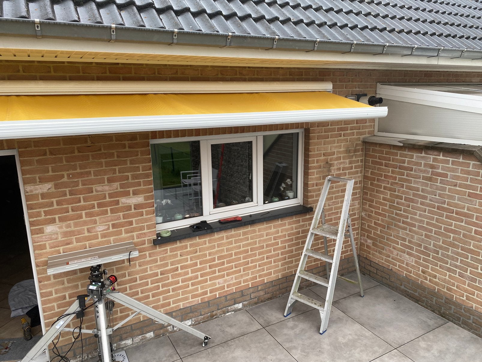 Electrische zonneluifel 5,5m x 3m uitval witte kast, Tuin en Terras, Zonneschermen, Ophalen, Gebruikt, 450 cm of meer, Elektrisch