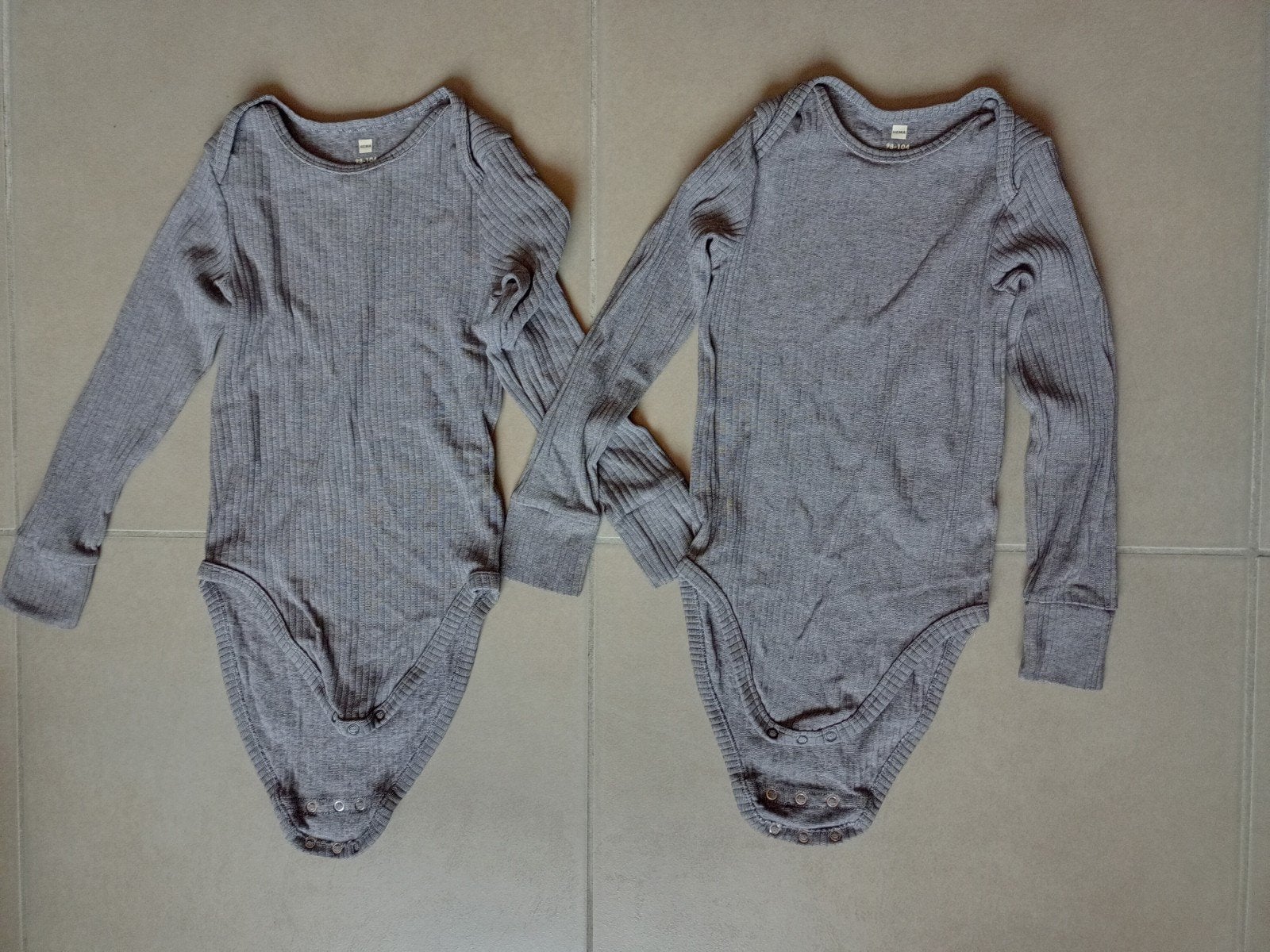 Twee body's/rompers met lange mouwen., Kinderen en Baby's, Babykleding | Maat 50, Ophalen, Overige typen, Jongetje of Meisje, Zo goed als nieuw