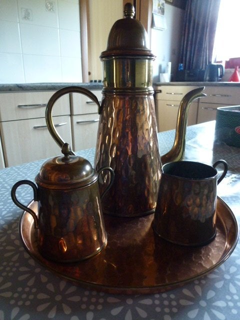 Koffiepot, suikerpot en melkpot op dienblad ., Ophalen