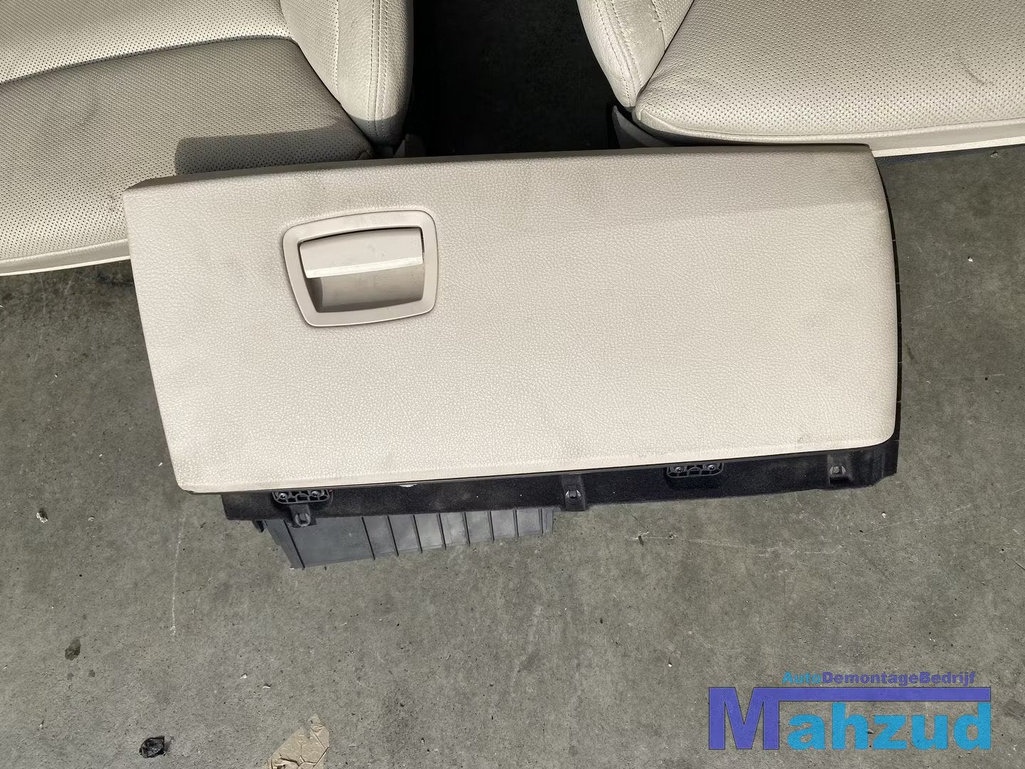 BMW 7 serie F01 dashboardkast handschoen kast beige, Petuelring 130
80788  Munich, DE, Gebruikt, Info@bmw.de, BMW