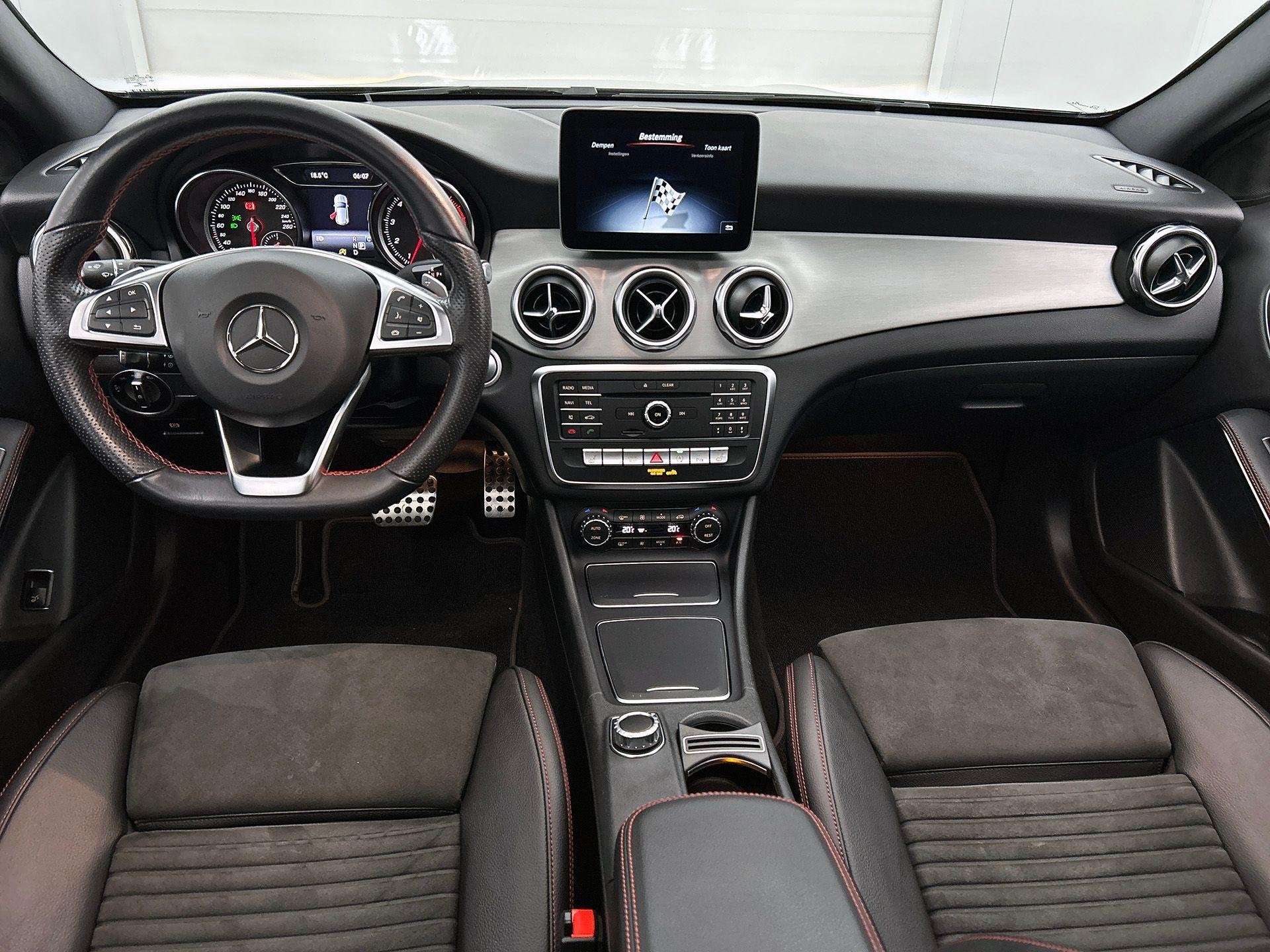 Mercedes-Benz GLA-Klasse 180 AMG Line | Panoramisch Dak | Sm, Autos, Argent ou Gris, Achat, Euro 6, Entreprise