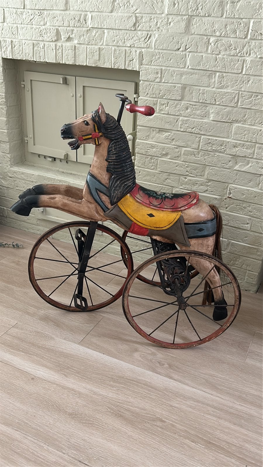 Antiek houten paard op driewieler, Ophalen