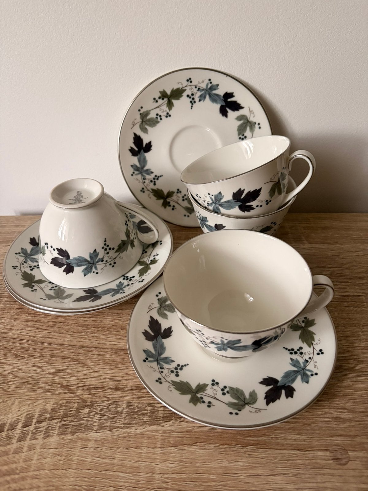 Royal Doulton Burgundy – 4 kopjes & schotels, Antiquités & Art, Antiquités | Services (vaisselle) pièces, Enlèvement ou Envoi