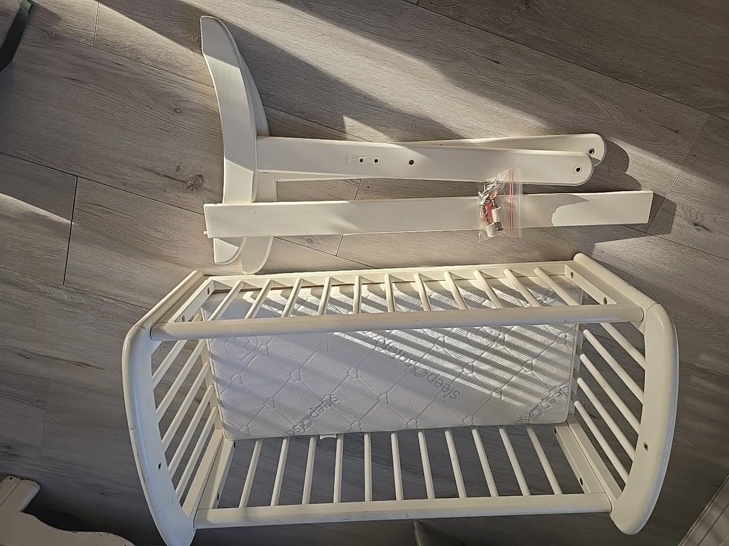 Troll babybedje met schommelstand + matras – zeer goede staa, Ophalen, Matras