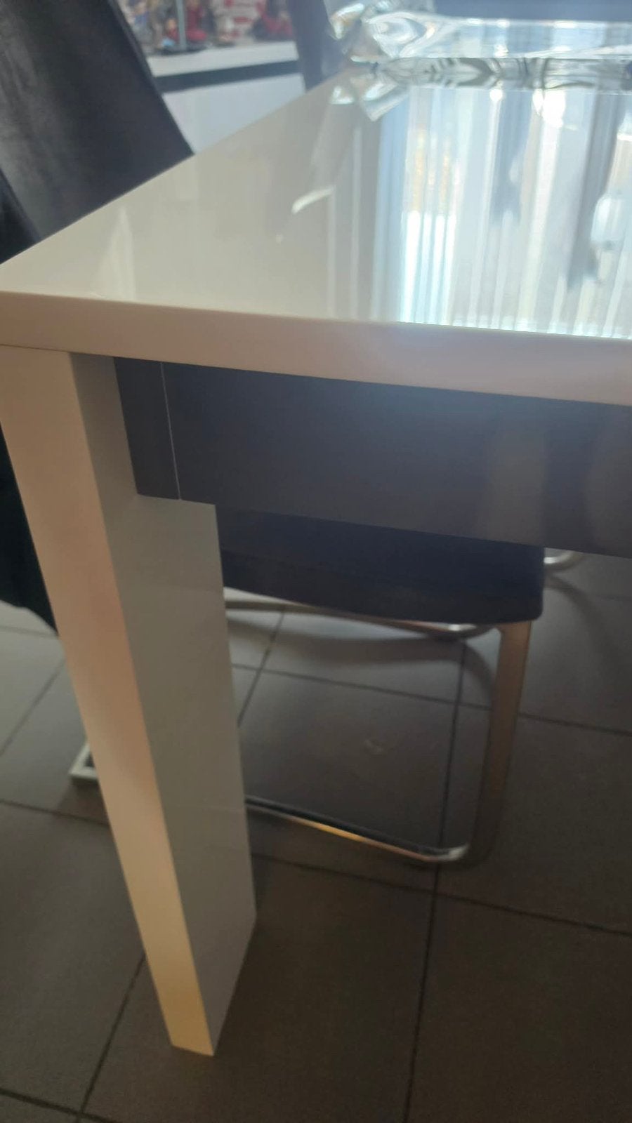 Table et chaise de salle a manger blanc et noir laqué, Enlèvement, Comme neuf