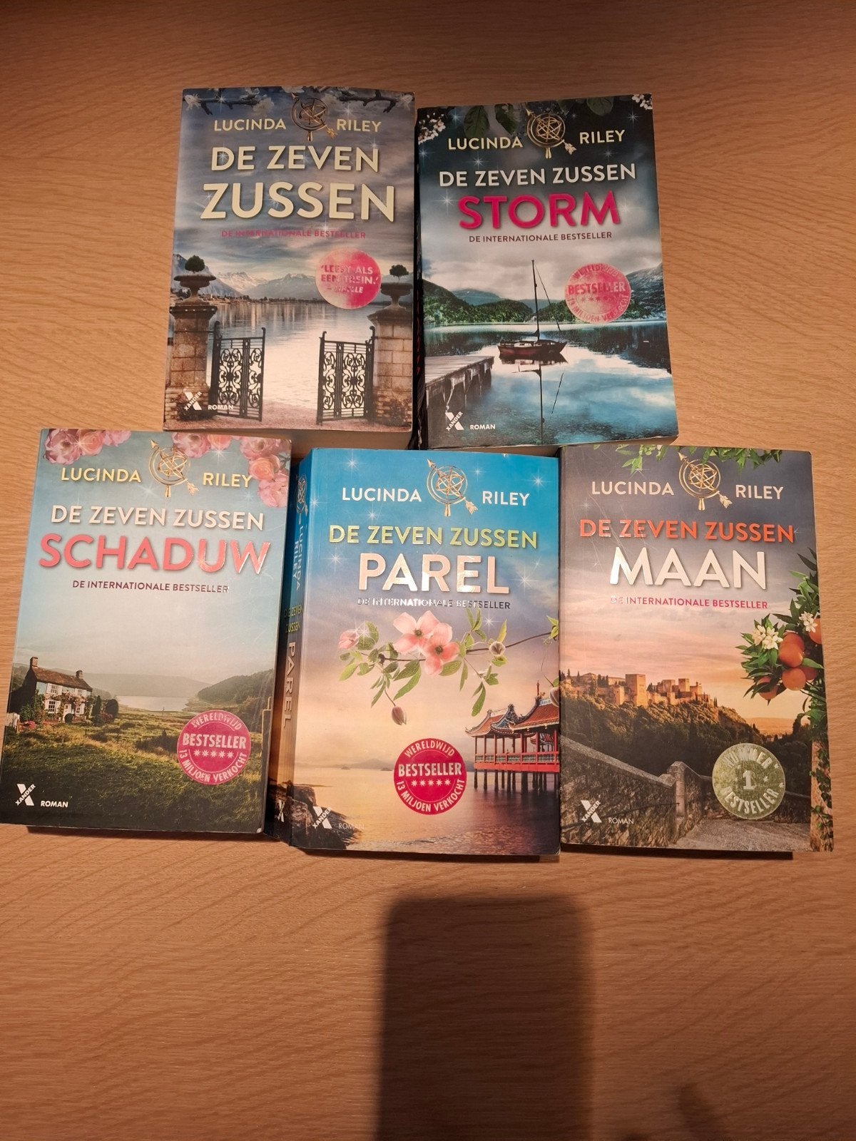 De zeven zussen Lucinda Riley - 5 delen, Boeken, Romans, Ophalen of Verzenden, Gelezen, Lucinda Riley, België