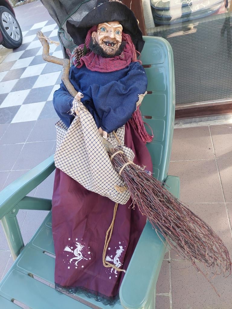 Sorcière grand format et petite, Enlèvement