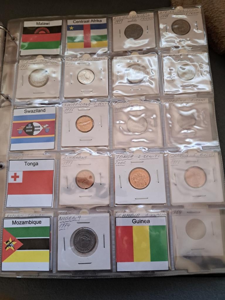 2 prachtige albums wereldmunten 250 munten per album metvlag, Ophalen, Munten