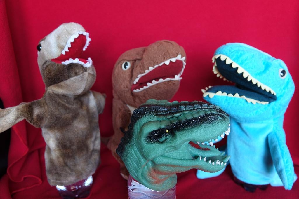 4 handpoppen dino waaronder Jurassic World T-Rex+ Mosasaurus, Enlèvement ou Envoi, Utilisé