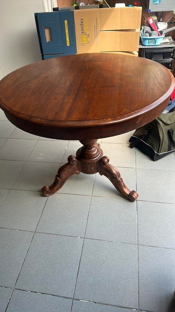 table avec pied finement sculpté, Enlèvement