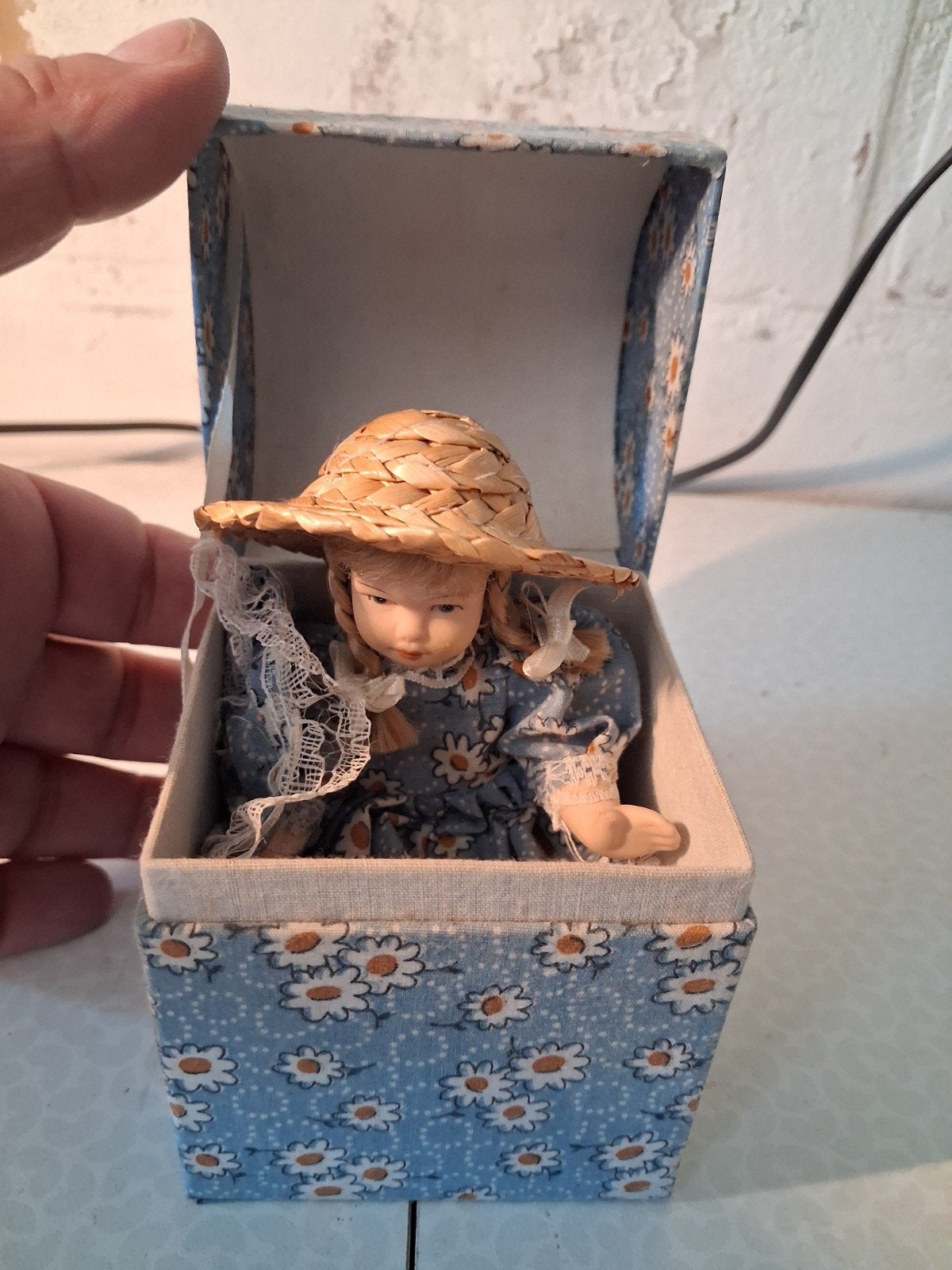 miniatuur porseleinen pop in doos, Kinderen en Baby's, Ophalen of Verzenden