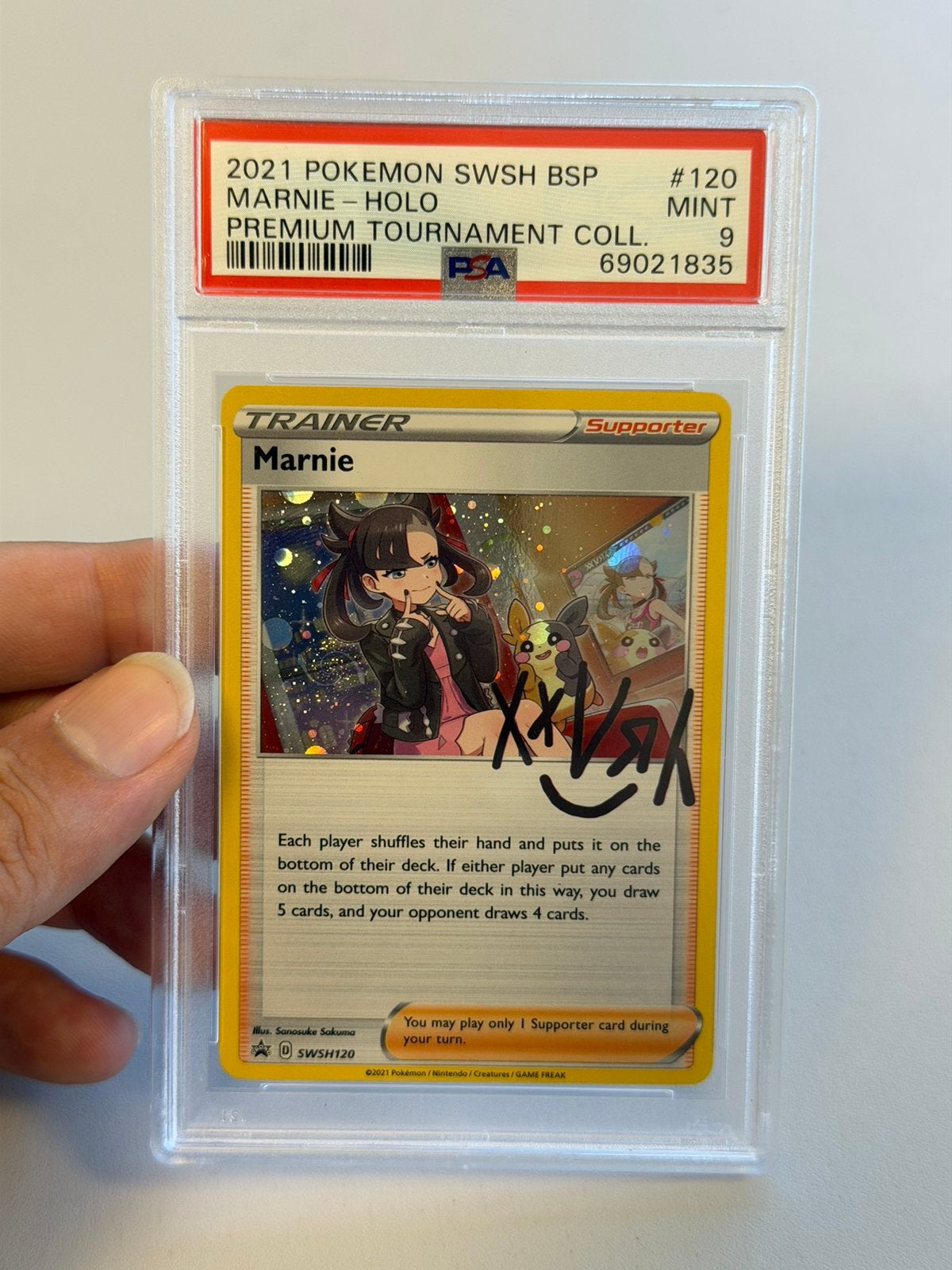 Marnie SWSH120 Holo Pokémon PSA 9 Mint Promo 2021 graded, Ophalen of Verzenden, Zo goed als nieuw