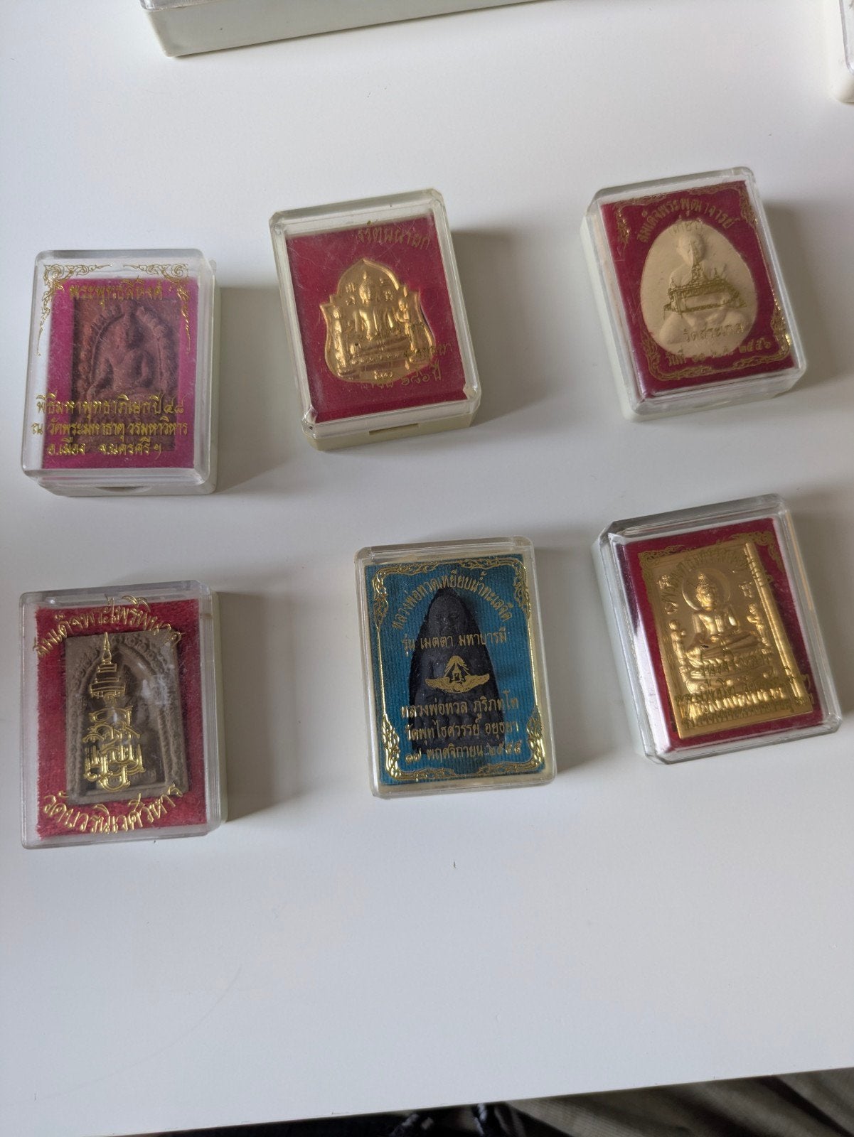 6 Thaise amuletten uit Boeddhistische tempels, Antiquités & Art, Enlèvement ou Envoi