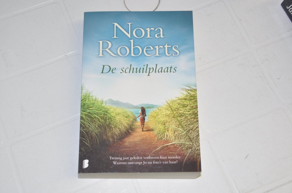 Nora Roberts - De schuilplaats, Ophalen of Verzenden, Zo goed als nieuw