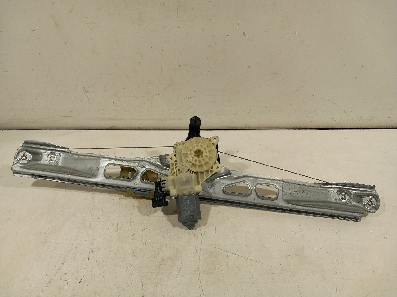 Raammechaniek elektrisch links voor Ford Transit, Onderdelen@venauto.nl, Van der Ven Autorecycling B.V., Gebruikt, Ettenseweg 76, 4706 PB Roosendaal, The Netherlands