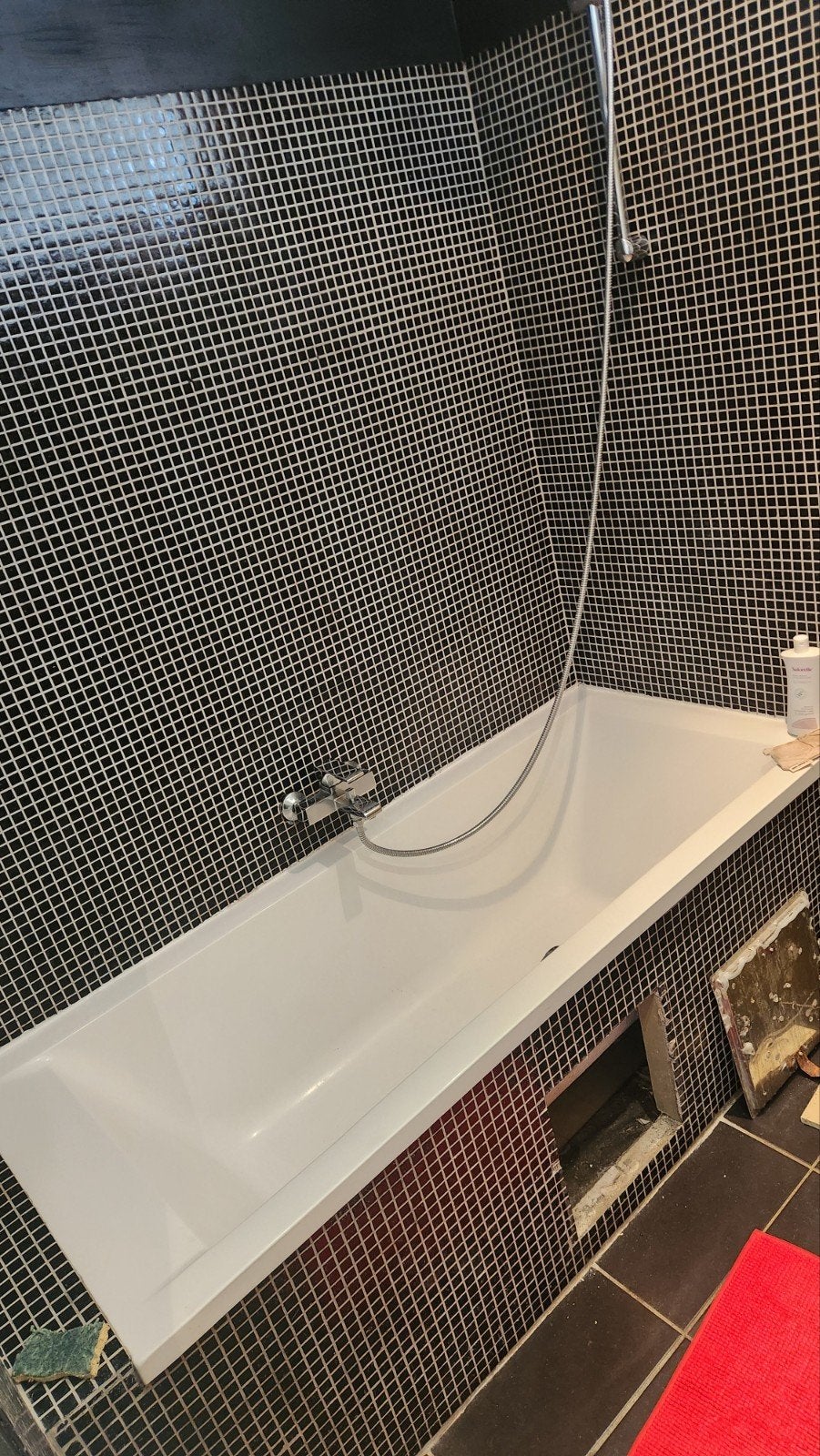 Baignoire blanche, Enlèvement
