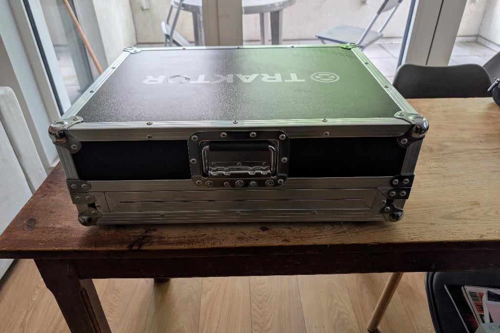 Traktor Kontrol S5 + Flight case, Muziek en Instrumenten, Ophalen of Verzenden, Gebruikt, Minder dan 5 kanalen, Microfooningang