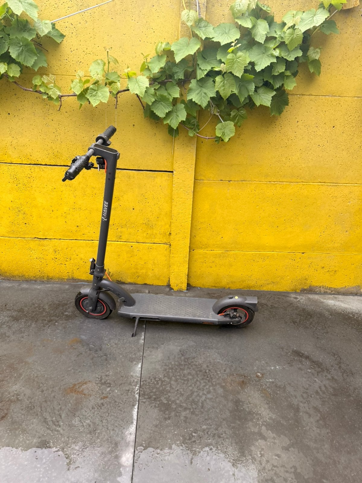 Navee elektrische step (banden gescheurd), Fietsen en Brommers, Steps, Ophalen, Gebruikt, Elektrische step (E-scooter)