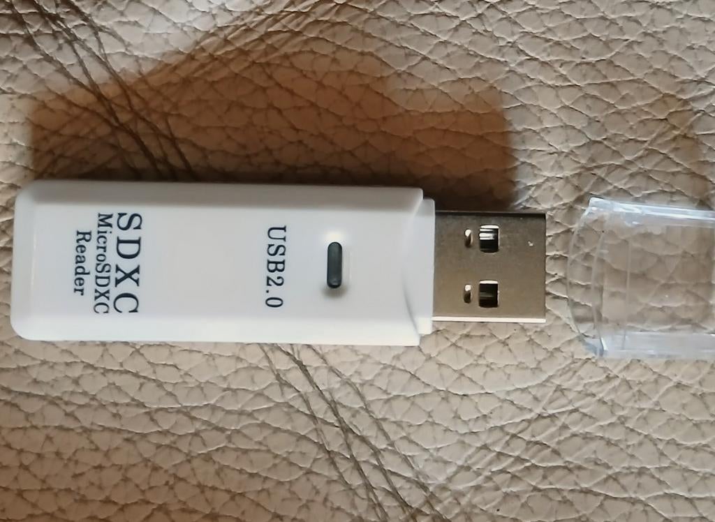 Votre clé USB avec carte SD et entrée pour carte micro SD, Enlèvement ou Envoi, Neuf