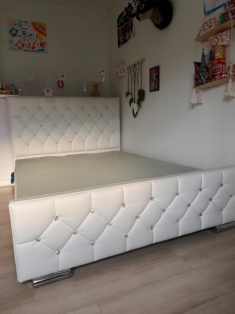 Wit lederen bed met diamanten, Huis en Inrichting, Slaapkamer | Bedden, Ophalen, Zo goed als nieuw, Wit
