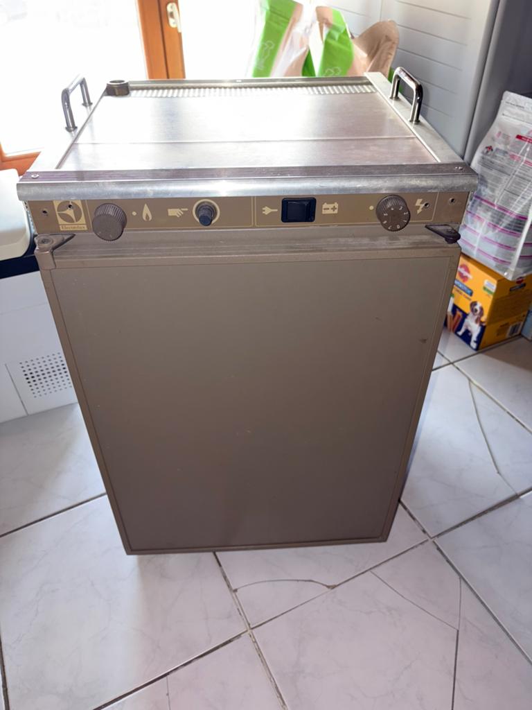 Frigo camping 220v/12volts et gaz, Enlèvement, Utilisé